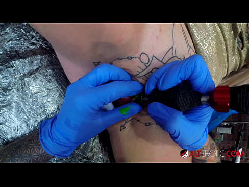 ❤️ Estremamente tatuato hottie Sully Savage ottenuto un tatuaggio sul suo clitoride ❌ Video di sessoal it.shufflesex.ru ️❤